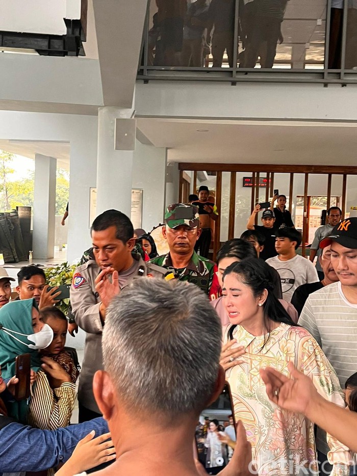 Dewi Perssik Dewi Perssik menangis ketika keluar dari masjid lokasi mediasi dengan Ketua RT terkait sapi kurbannya yang dipermasalahkan. Mediasi dilakukan di Masjid Babul Khoirot kawasan Lebak Bulus pada Kamis (29/6/2023).