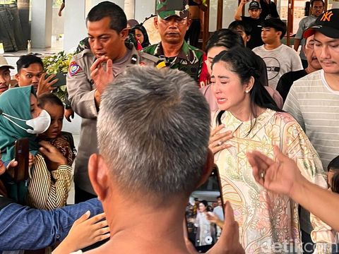 Dewi Perssik menangis ketika keluar dari masjid lokasi mediasi dengan Ketua RT terkait sapi kurbannya yang dipermasalahkan. Mediasi dilakukan di Masjid Babul Khoirot kawasan Lebak Bulus pada Kamis (29/6/2023).