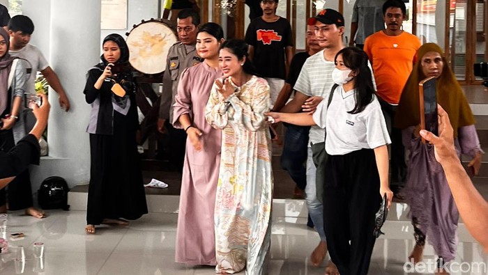 Dewi Perssik ketika keluar dari masjid lokasi mediasi dengan Ketua RT terkait sapi kurbannya yang dipermasalahkan. Mediasi dilakukan di Masjid Babul Khoirot kawasan Lebak Bulus pada Kamis (29/6/2023).
