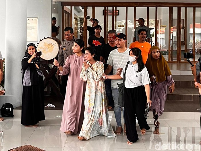 Dewi Perssik Dewi Perssik ketika keluar dari masjid lokasi mediasi dengan Ketua RT terkait sapi kurbannya yang dipermasalahkan. Mediasi dilakukan di Masjid Babul Khoirot kawasan Lebak Bulus pada Kamis (29/6/2023).