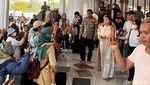 Foto: Dewi Perssik Menangis Usai Mediasi dengan Ketua RT