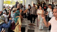 Awalnya Dewi Perssik terlihat tersenyum dan tegar. (Foto: Iqbal/detikcom)