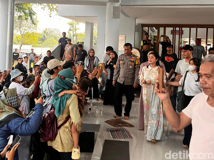 Dewi Perssik Dewi Perssik ketika keluar dari masjid lokasi mediasi dengan Ketua RT terkait sapi kurbannya yang dipermasalahkan. Mediasi dilakukan di Masjid Babul Khoirot kawasan Lebak Bulus pada Kamis (29/6/2023).