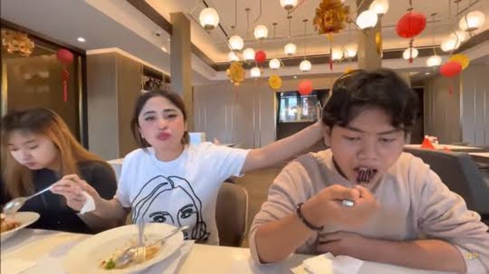 Dewi Perssik masak Dewi Perssik masak