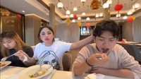Penyanyi yang akrab disapa DP ini juga pandai memasak, seperti yang banyak diperlihatkan di kanal YouTubenya. Foto: Instagram/YouTube Dewi Perssik