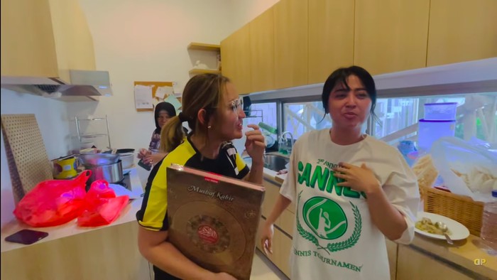 Dewi Perssik masak Dewi Perssik masak