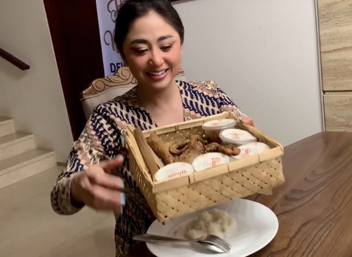 Dewi Perssik masak Dewi Perssik masak