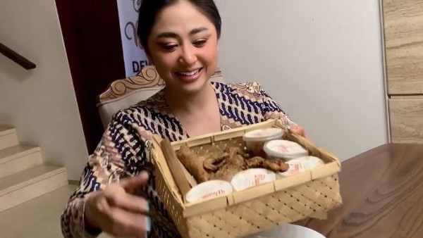 Dewi Perssik Doyan Makan Bakso hingga Ikan Pedas yang Bikin Laper
