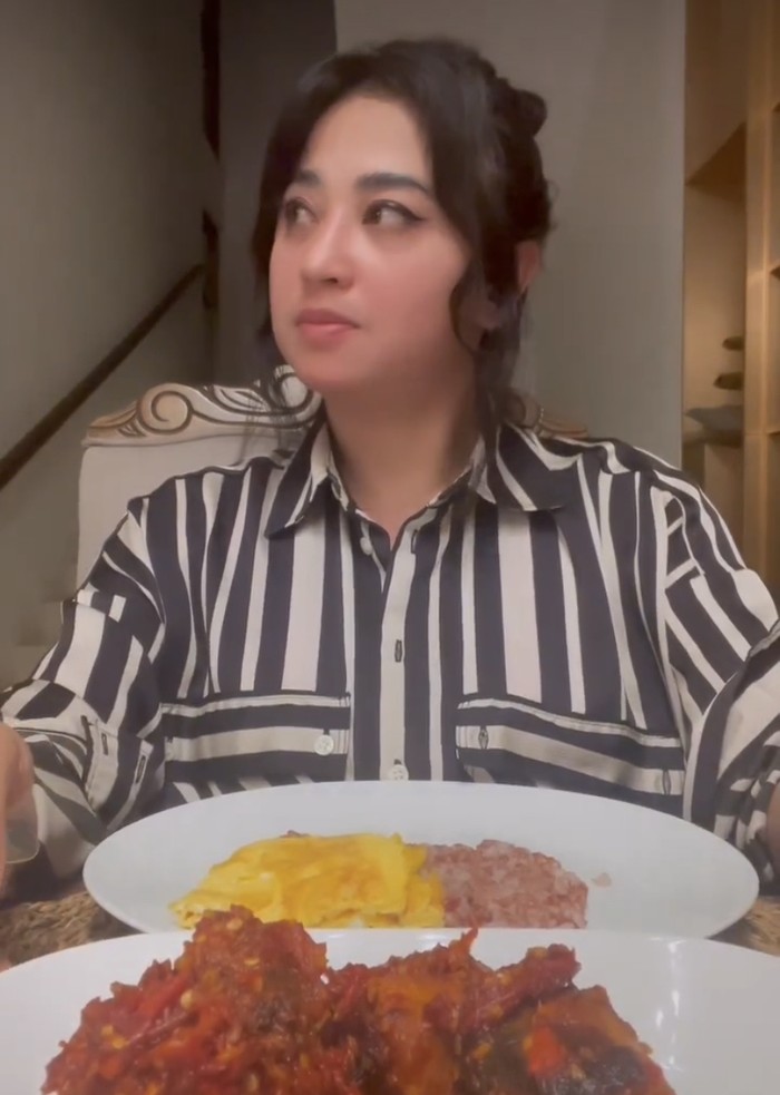 Dewi Perssik masak Dewi Perssik masak