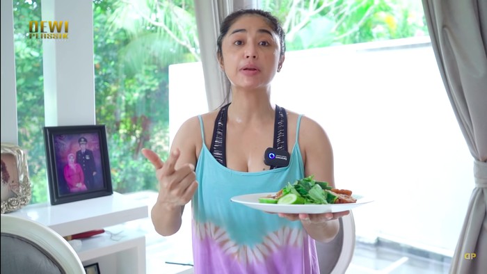 Dewi Perssik masak Dewi Perssik masak
