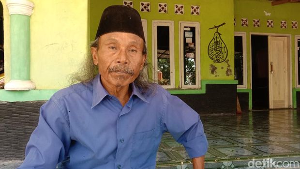 Endang Rahmat warga di Gantar Indramayu yang mengaku pernah bertetangga dengan Abdul Salam alias Panji Gumilang (Sudedi Rasmadi)