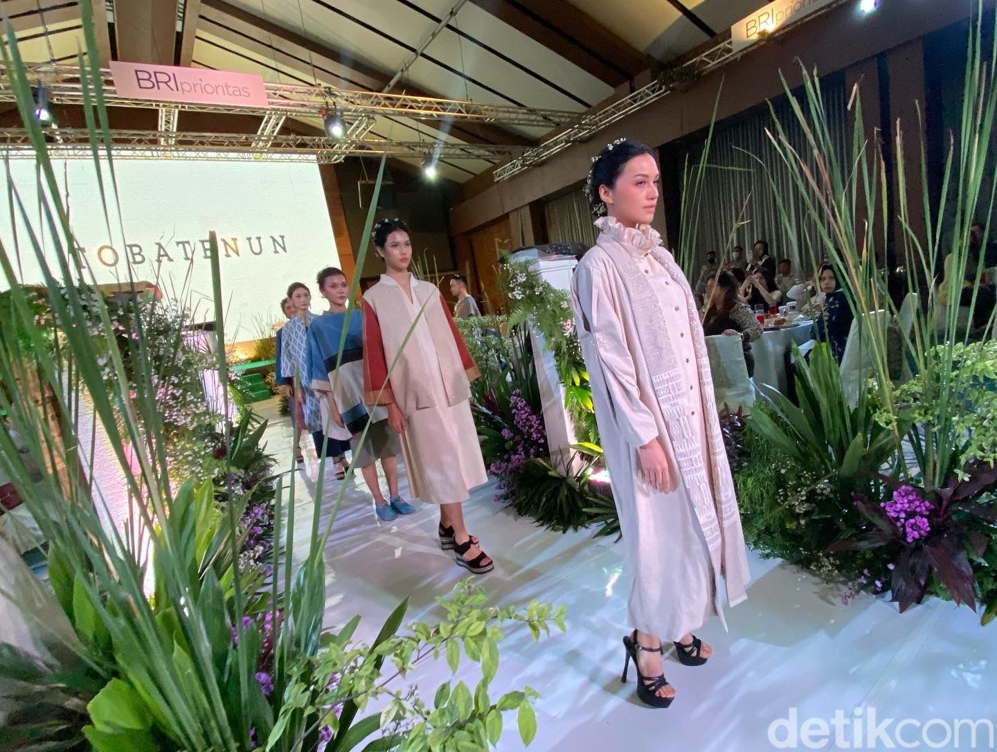 Fashion Show Tobatenun x BRI Prioritas