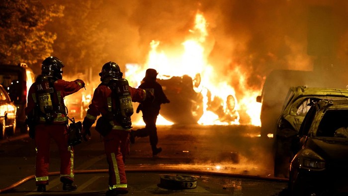 Firefighters and french police operate during clashes between protesters and police, after the death of Nahel, a 17-year-old teenager killed by a French police officer during a traffic stop, in Nanterre, Paris suburb, France, June 28, 2023. REUTERS/Stephanie Lecocq