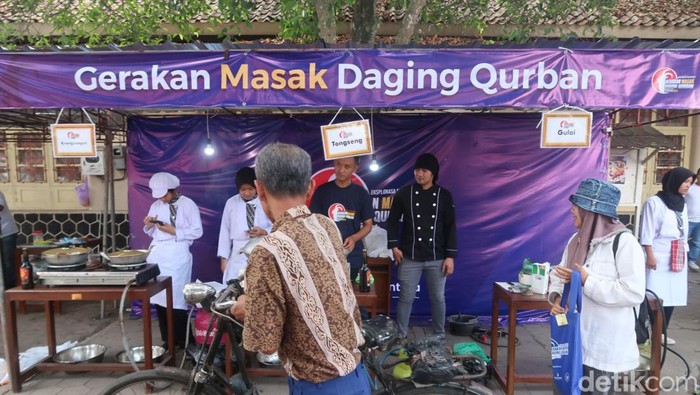 Gerakan masak daging kurban di Masjid Gedhe Jogja. Warga bisa membawa daging kurban dan memilih menu yang ditawarkan secara gratis. Foto diunggah Kamis (29/6/2023).