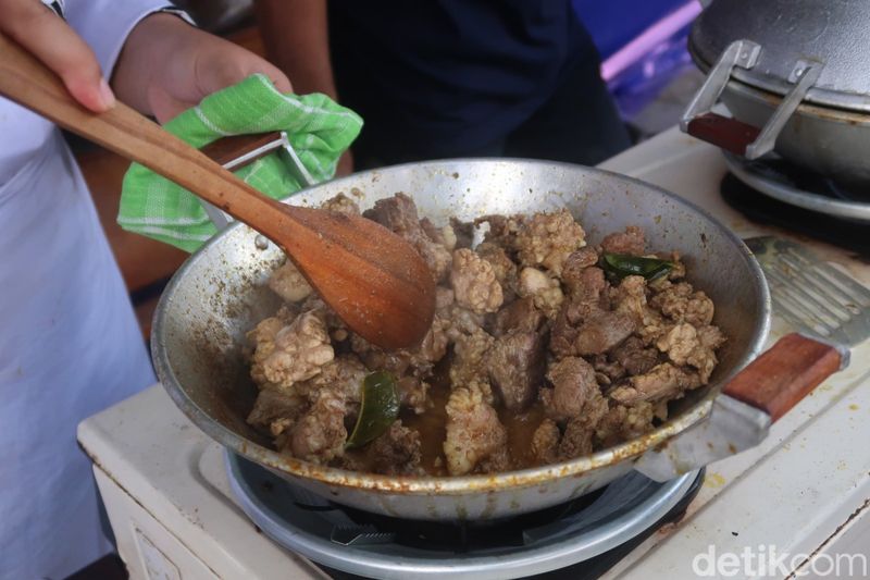 Gerakan masak daging kurban di Masjid Gedhe Jogja. Warga bisa membawa daging kurban dan memilih menu yang ditawarkan secara gratis. Foto diunggah Kamis (29/6/2023).