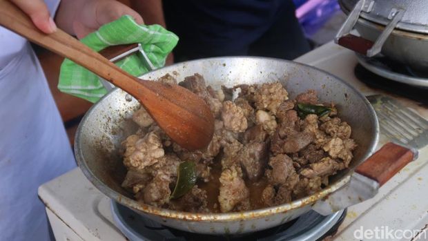Gerakan masak daging kurban di Masjid Gedhe Jogja. Warga bisa membawa daging kurban dan memilih menu yang ditawarkan secara gratis. Foto diunggah Kamis (29/6/2023).
