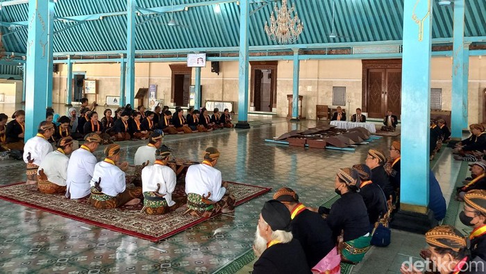 Grebeg Besar Keraton Solo dikirab dari Keraton menuju Masjid Agung Solo, Kamis (29/6/2023).