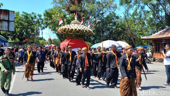 Grebeg Besar Keraton Solo dikirab dari Keraton menuju Masjid Agung Solo, Kamis (29/6/2023).
