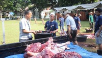Selain sebagai bentuk syukur atas kinerja yang dicapai, pembagian daging kurban itu diharapkan dapat membantu memenuhi kebutuhan masyarakat dalam menyambut Idul Adha. 