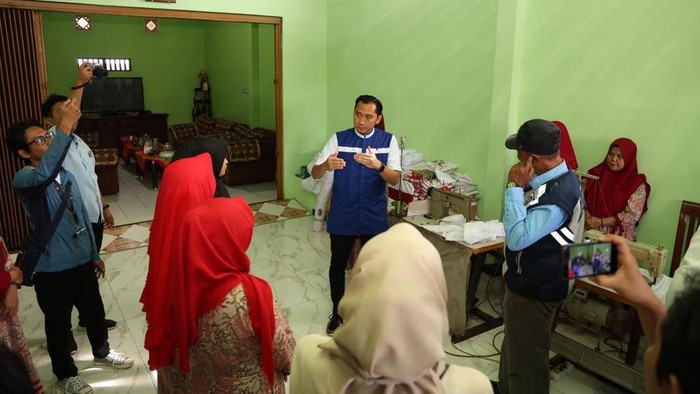 Ibas kunjungi UMKM yang memproduksi baju muslim di Baruharjo, Trenggalek.