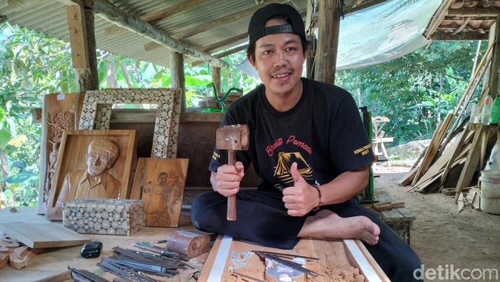Ikbal Taufik, difabel asal Kabupaten Lebak. Ia adalah seniman ukir kayu yang karyanya pernah dipesan kapolri hingga dikirim ke luar negeri (Bahtiar Rifa’i/detikcom)
