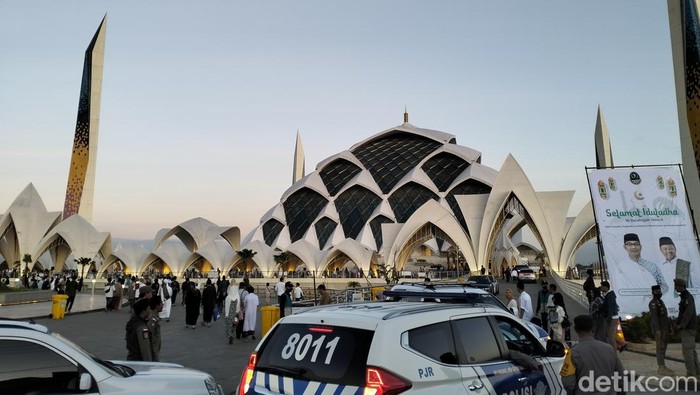 Jalan menuju Masjid Al Jabbar padat.