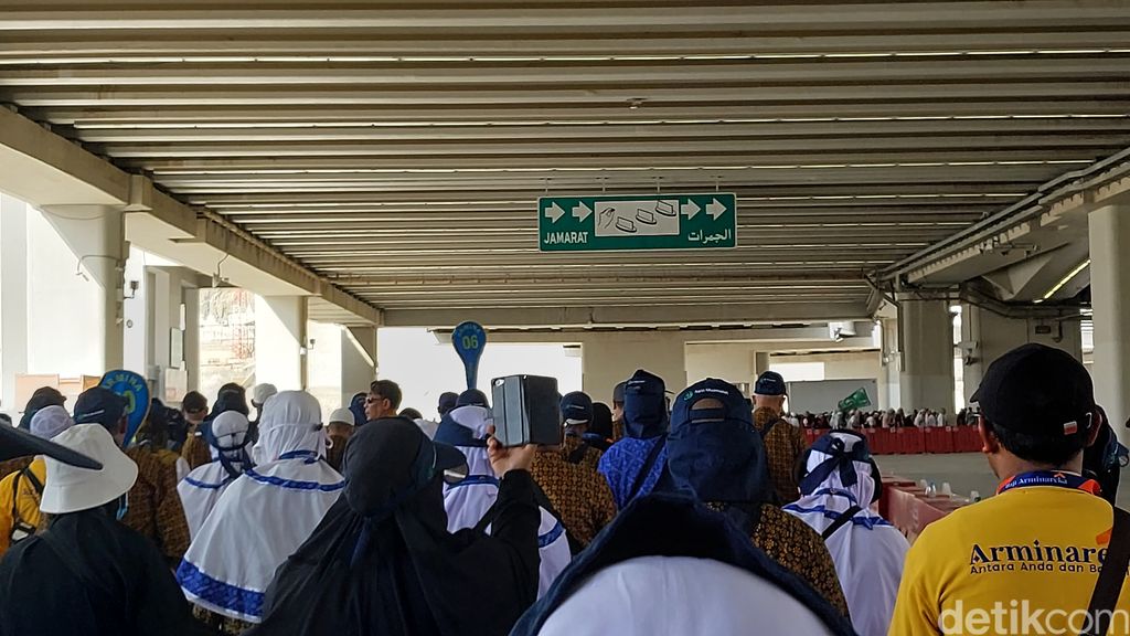 Jemaah haji plus Arminareka lempar jumroh