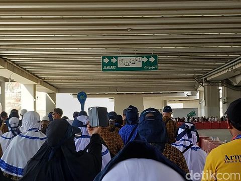Jemaah haji plus Arminareka lempar jumroh