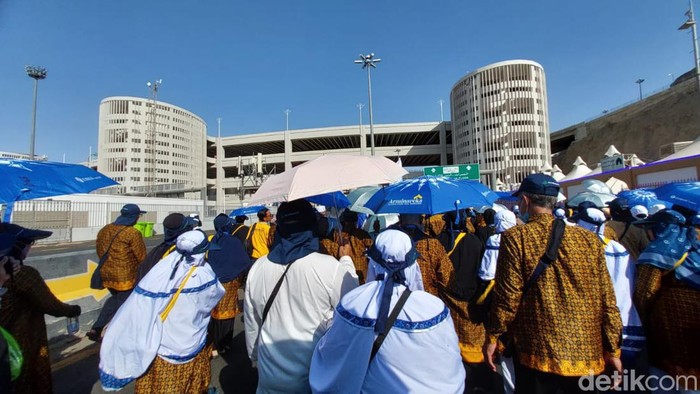 Jemaah haji plus Arminareka lempar jumroh