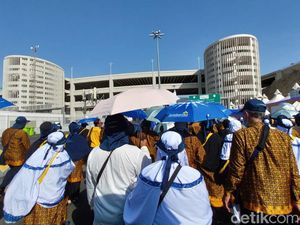 Kompak! Ribuan Jemaah Arminareka Lempar 3 Jumroh
