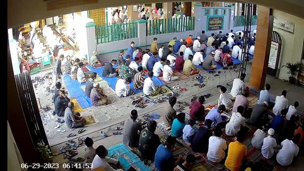 Jemaah salat Idul Adha di Masjid Al-Muqorrobin Pati sampai ke teras depan gereja, Kamis (29/6/2023)