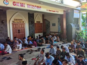 Indahnya Toleransi Agama di Pati, Jemaah Salat Iduladha di Teras Gereja