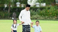 Melihat banyak masyarakat yang ada di depan Istana Kepresidenan Yogyakarta, Jokowi kemudian menemui dan menyapa masyarakat. Jokowi juga sempat memanggil sejumlah masyarakat untuk melakukan swafoto. (Foto: Kris - Biro Pers Sekretariat Presiden)