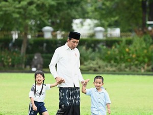 Momen Hangat Jokowi Ngemong Cucu-cucunya di Hari Raya Idul Adha