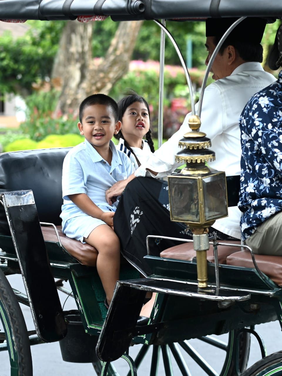 Jokowi Bareng Sedah Mirah-Al Nahyan hingga Sapa Warga di Yogya