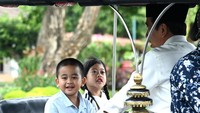 Jokowi kemudian mengajak kedua cucunya untuk berjalan menuju halaman depan Istana Kepresidenan Yogyakarta. (Foto: Kris - Biro Pers Sekretariat Presiden)