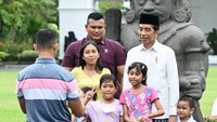 Salah satunya adalah Ica siswa kelas 4 SD dari Malang, Jawa Timur, yang sedang berlibur ke Yogyakarta. Ica mengaku terkejut dan bangga bisa bertemu secara langsung dengan Jokowi. (Foto: Kris - Biro Pers Sekretariat Presiden)