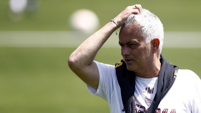 Soccer Football - Europa League - Final - AS Roma Training - Trigoria Training Ground, Rome, Italy - May 30, 2023 AS Roma coach Jose Mourinho during training REUTERS/Guglielmo Mangiapane