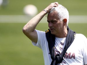 Duh! Mourinho Dihukum Kartu Merah, Ini Penyebabnya
