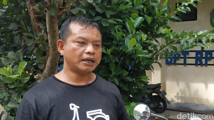 Juru sembelih hewan di Pacitan Supriyanto