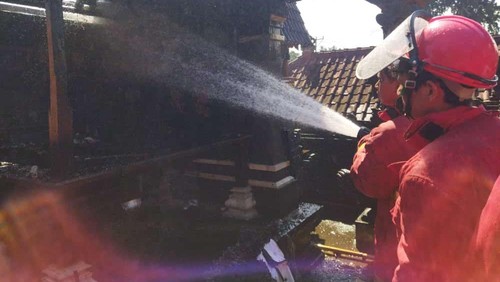 Kebakaran menimpa sebuah merajan (tempat suci keluarga) milik warga di Desa Tihingan, Kecamatan Banjarangkan, Klungkung, Kamis (29/6/2023) siang.