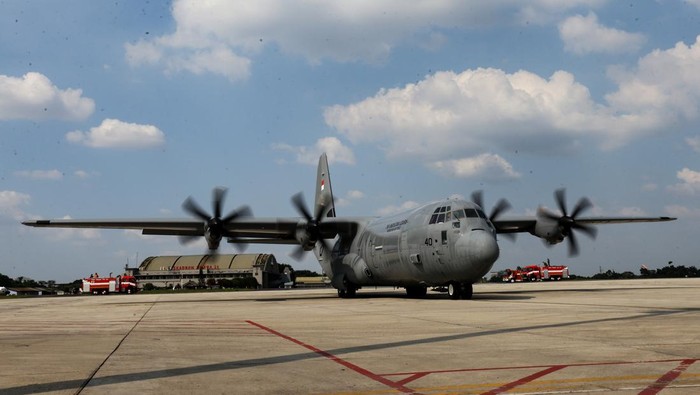 Sejumlah wartawan mengambil gambar Pesawat C130J Super Hercules usai tiba di Lanud Halim Perdanakusuma, Jakarta, Rabu (28/6/2023). Pesawat C130J Super Hercules TNI AU yang kedua dari lima unit yang dipesan Pemerintah melalui Kementerian Pertahanan telah tiba di Indonesia yang nantinya akan diserahkan oleh Menteri Pertahanan Prabowo Subianto kepada TNI AU guna memperkuat matra udara. ANTARA FOTO/Asprilla Dwi Adha/foc.