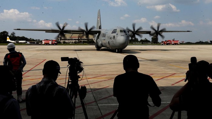 Kedatangan pesawat C130J Super Hercules kedua Sejumlah wartawan mengambil gambar Pesawat C130J Super Hercules usai tiba di Lanud Halim Perdanakusuma, Jakarta, Rabu (28/6/2023). Pesawat C130J Super Hercules TNI AU yang kedua dari lima unit yang dipesan Pemerintah melalui Kementerian Pertahanan telah tiba di Indonesia yang nantinya akan diserahkan oleh Menteri Pertahanan Prabowo Subianto kepada TNI AU guna memperkuat matra udara. ANTARA FOTO/Asprilla Dwi Adha/foc.