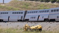 Sebuah truk hancur tergeletak di dekat kereta Amtrak yang tergelincir di Moorpark, California, Rabu (28/6/2023). Pihak berwenang mengatakan kereta penumpang Amtrak yang membawa 198 penumpang tergelincir setelah menabrak sebuah kendaraan di jalurnya di California Selatan.