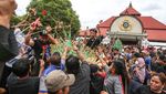 Keseruan Tradisi Berebut Gunungan Hasil Bumi di Yogyakarta