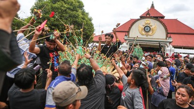 Keseruan Tradisi Berebut Gunungan Hasil Bumi di Yogyakarta