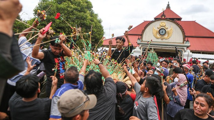 Warga dan prajurit Keraton Yogyakarta berebut gunungan saat Grebeg Besar di Masjid Kauman, Yogyakarta, Kamis (29/6/2023). Tradisi Grebeg Besar merupakan rangkaian perayaan Idul Adha 1444 H dan Keraton Yogyakarta menyediakan tujuh gunungan berisi hasil bumi sebagai simbol sedekah raja kepada rakyatnya sekaligus wujud rasa syukur kepada Tuhan. ANTARA FOTO/Hendra Nurdiyansyah/tom.