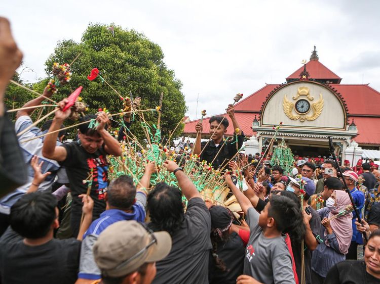 Keseruan Tradisi Berebut Gunungan Hasil Bumi di Yogyakarta