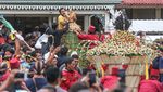 Keseruan Tradisi Berebut Gunungan Hasil Bumi di Yogyakarta