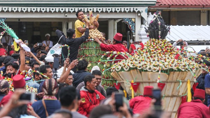 Warga dan prajurit Keraton Yogyakarta berebut gunungan saat Grebeg Besar di Masjid Kauman, Yogyakarta, Kamis (29/6/2023). Tradisi Grebeg Besar merupakan rangkaian perayaan Idul Adha 1444 H dan Keraton Yogyakarta menyediakan tujuh gunungan berisi hasil bumi sebagai simbol sedekah raja kepada rakyatnya sekaligus wujud rasa syukur kepada Tuhan. ANTARA FOTO/Hendra Nurdiyansyah/tom.